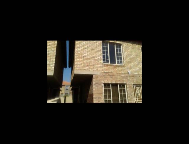 3 BEDROOM TOWNHOUSE FOR SALE IN THERESAPARK